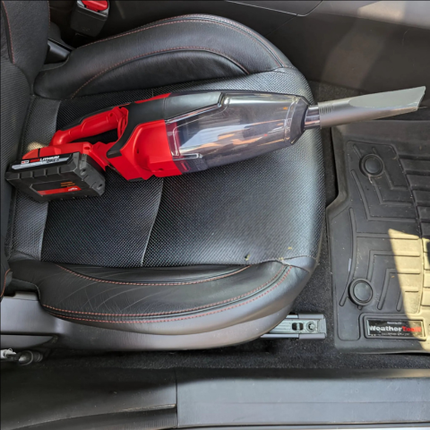 مُكنسة كهربائية لاسلكية للسيارة — قوة وراحة