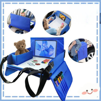 子供用自動車シートのための旅行用トレイ — 快適さと収納が統合されています 